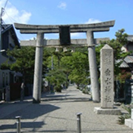 垂水神社の鳥居と参道